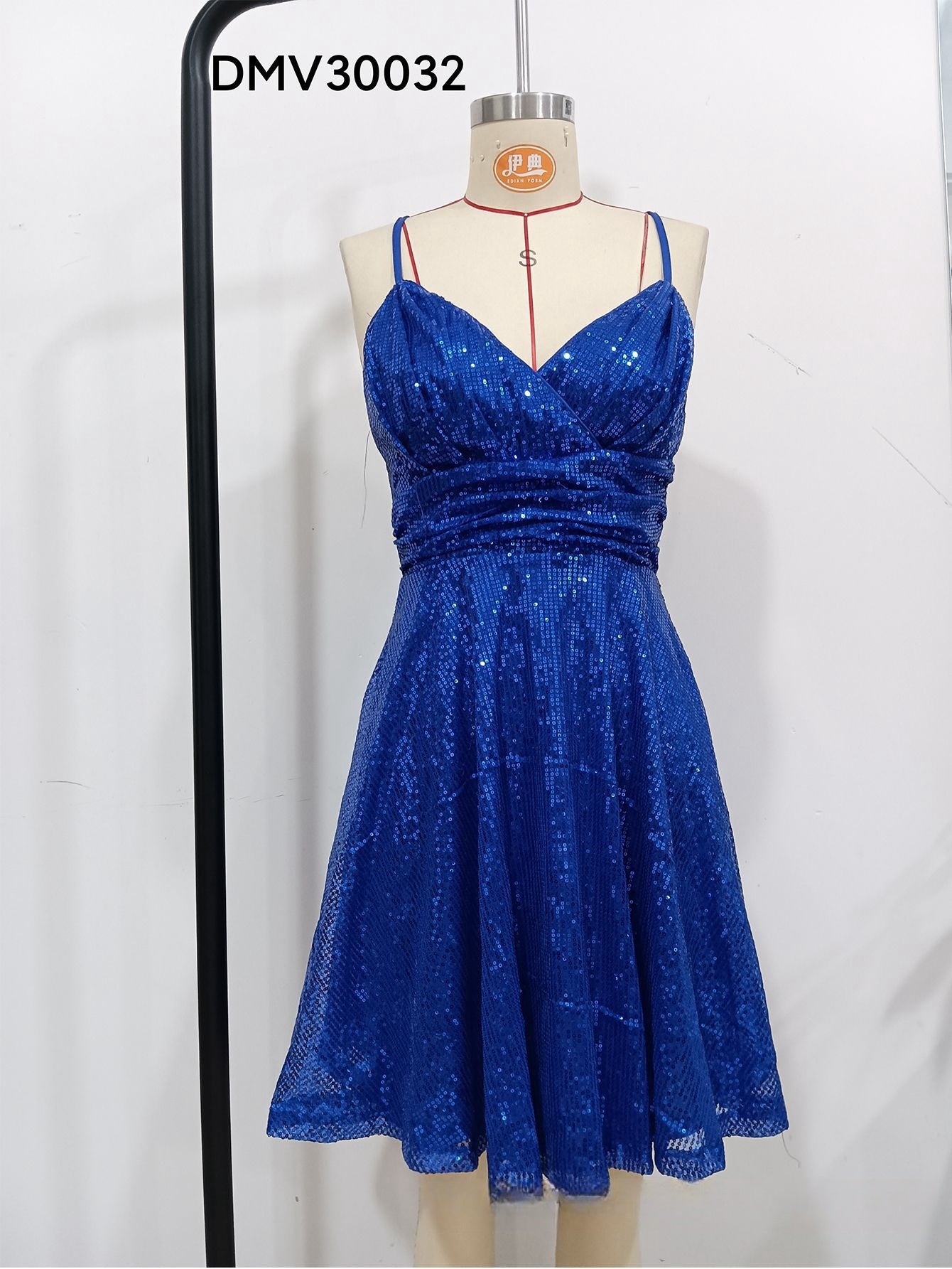 Amelie | Glitzerndes mini-partykleid mit v-ausschnitt und spaghetti-trägern